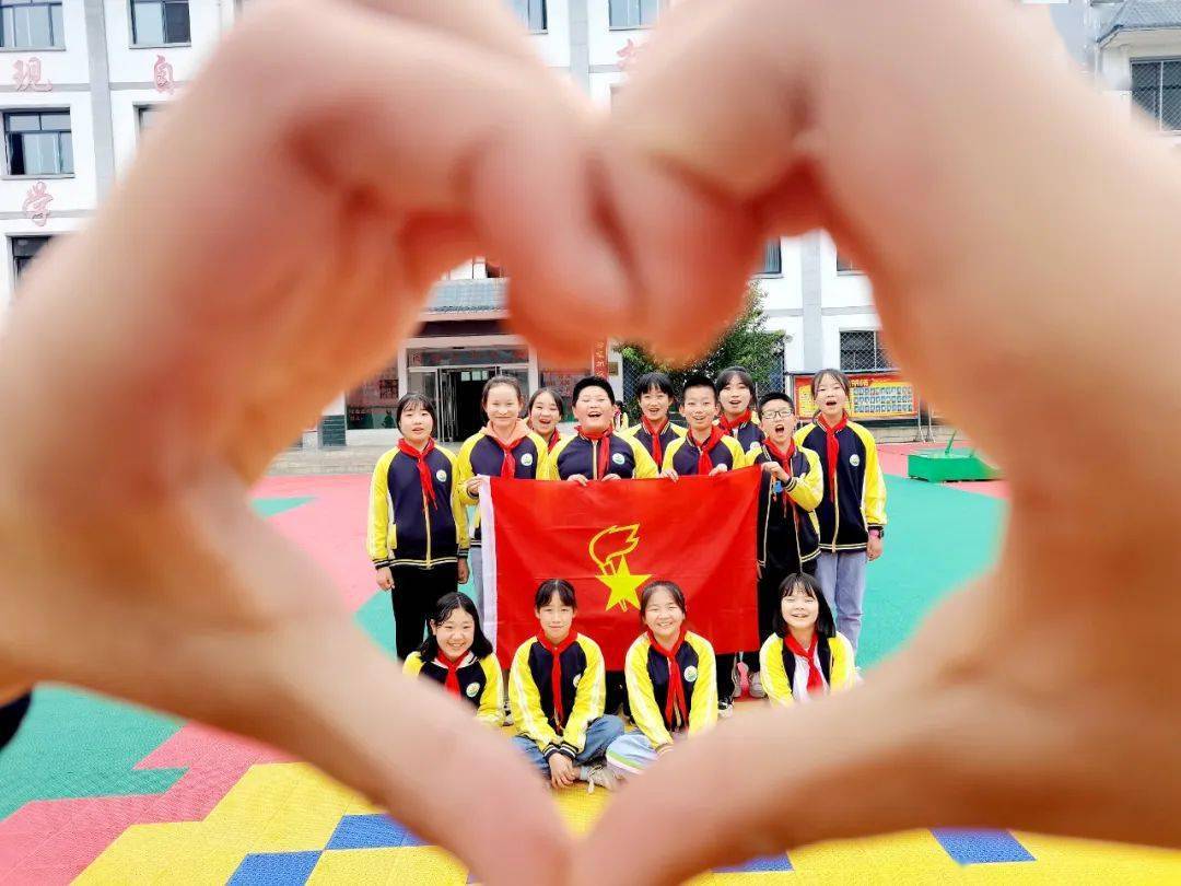 陇南各级少先队组织开展与队旗合影队礼敬祖国主题活动