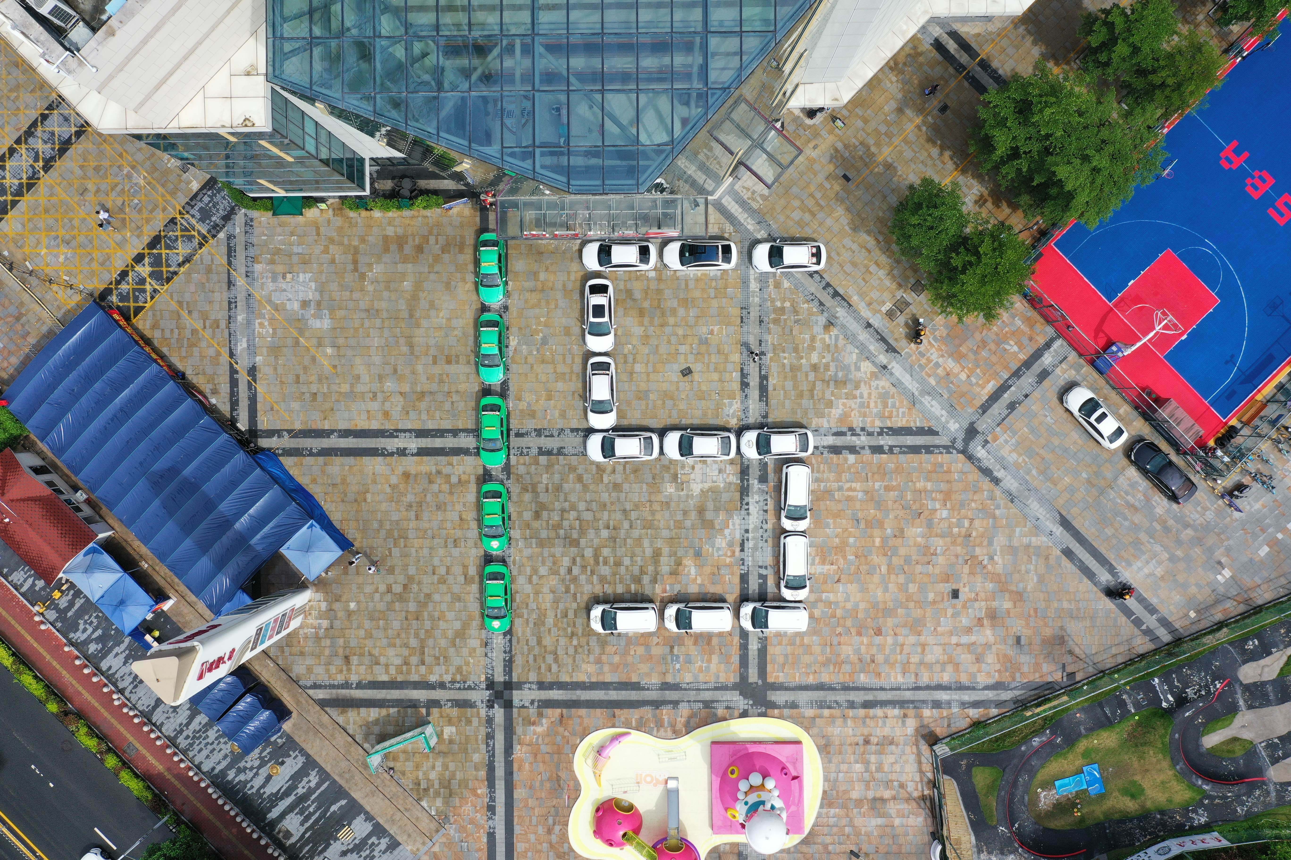 5月30日,2022高考爱心车队启动仪式在珠海奥园广场举行