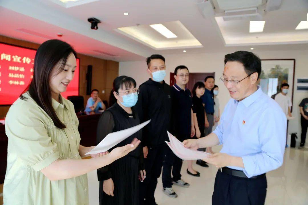 杜爽等17名先进个人颁发奖牌和证书