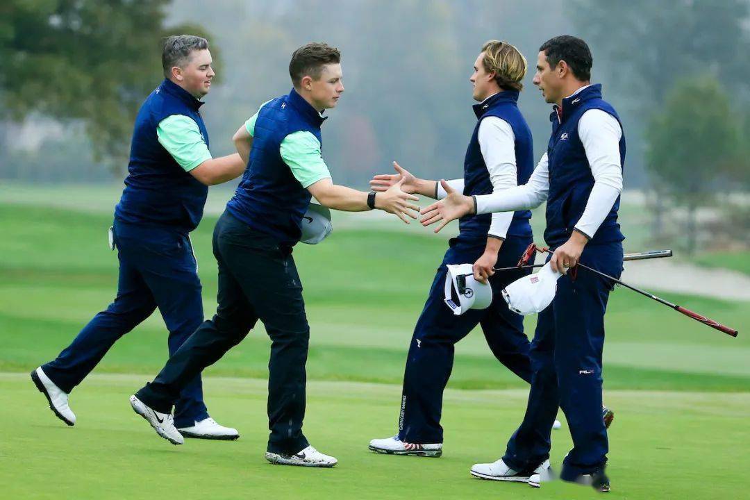 在苦练球技的同时,也不要忘了学习高尔夫礼仪和打球规则,这同样是