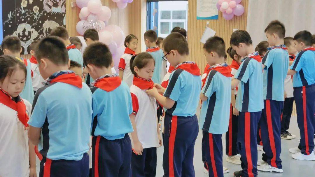 在2022年"六一"儿童节来临之际,滨江小学举行了2022级第一批少先队员