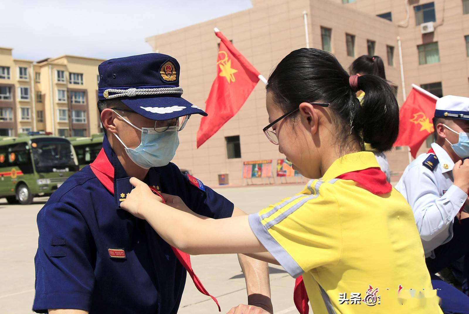 张掖:少先队员与消防员共迎六一儿童节_红领巾_甘州区_甘肃
