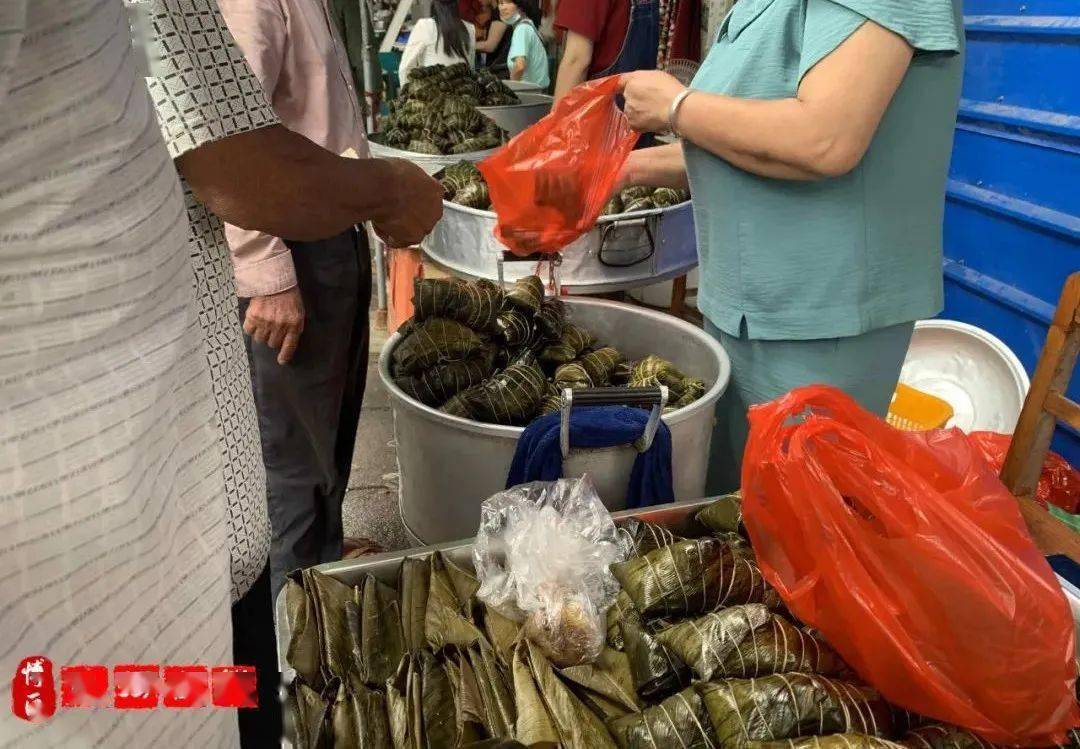 端午到博白街头粽子大卖单个最高卖至5块5