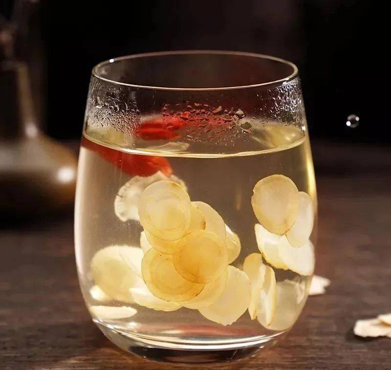 进入夏天,每天嚼两片西洋参,午后不犯困,西洋参 枸杞功效惊人!