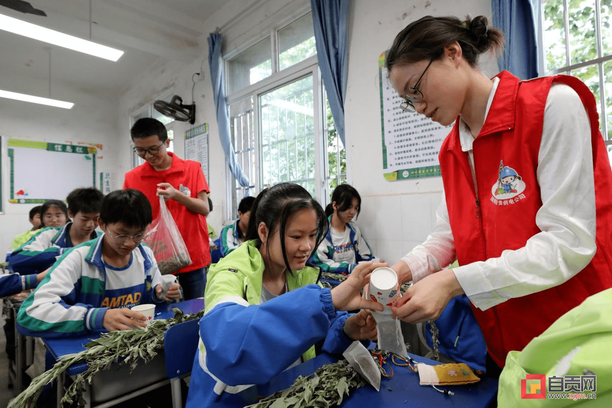 "青年志愿队在自贡八中开展了"强国复兴有我"暨"香囊传情爱童行"活动