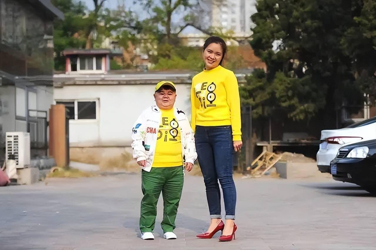 2小男人娶1米65美娇娘,买7套房开豪车,妻子:不图他钱_张荣_父母_身高