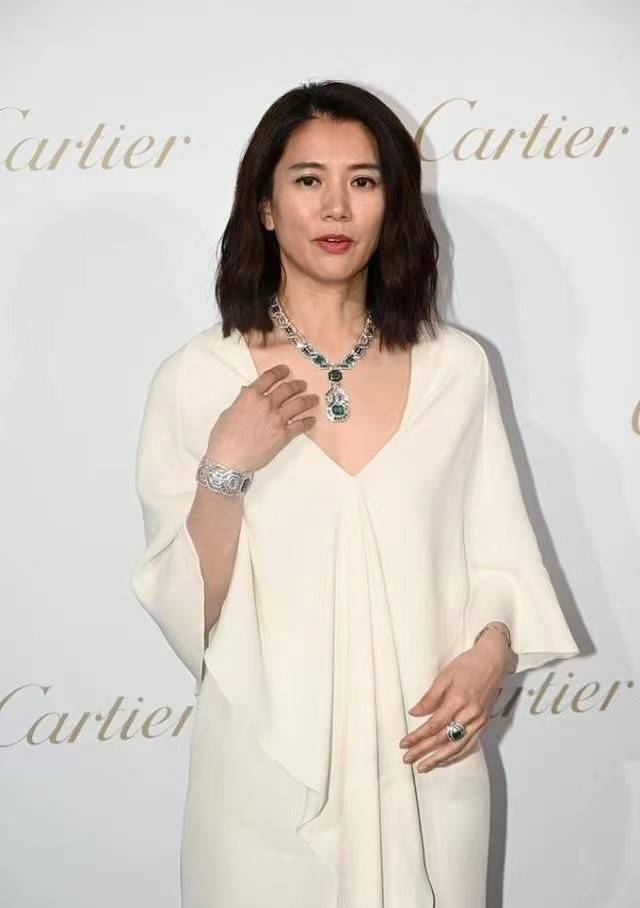 袁咏仪的气质真好穿睡裙与老公出席活动看似简单却显高级