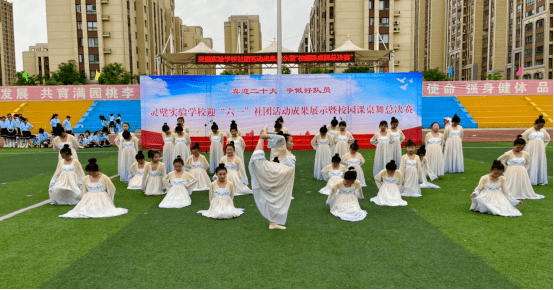 伴着节奏欢快的音乐,同学们以课桌为道具,或鼓掌为拍,或击桌作势.