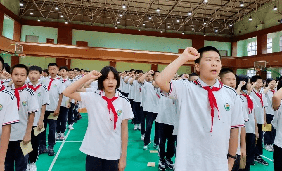 重温入队誓词出队旗离队仪式龙岩市莲东中学各中学离队和新团员入团