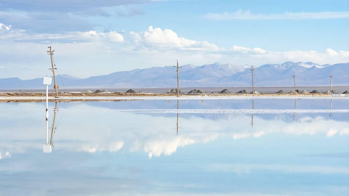 茶卡盐湖远处苍山峥嵘蓝天白云雪山映入湖中如诗如画