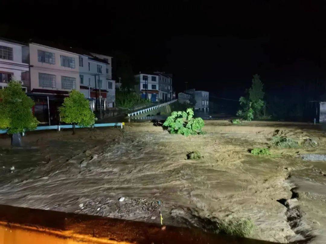 此次強降雨天氣過程影響德江北高速通行,部分地段滑坡,積澇,農田被淹