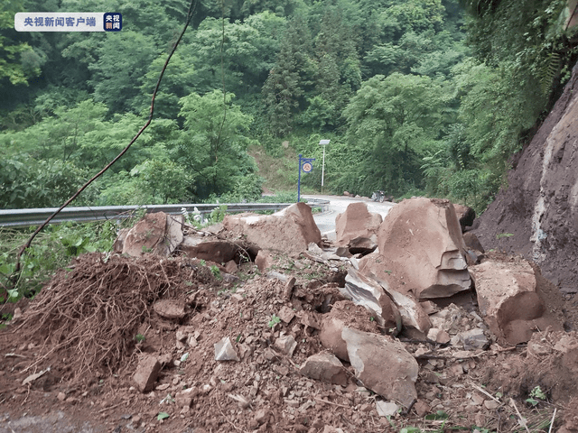 受降雨影響,綦江丁山鎮老東丁路k4 300處發生山體塌方,塌方量約600