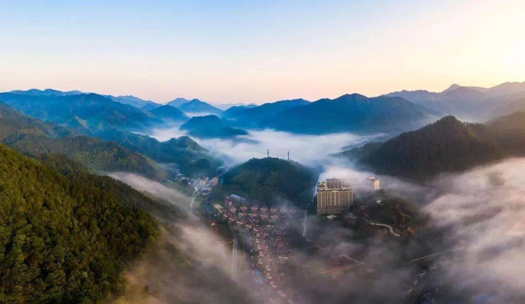 cq縹緲在銅鈴山,龍麒源,安福寺,猴王谷,月老山的環繞下,其森林覆蓋率