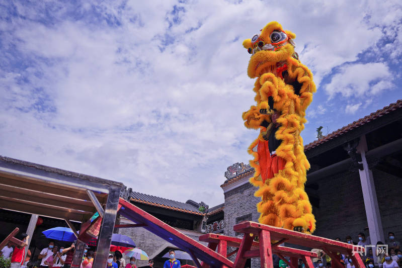 【组图】"雄狮少年"来助兴 锣鼓声中庆端午_醒狮_表演_官文清