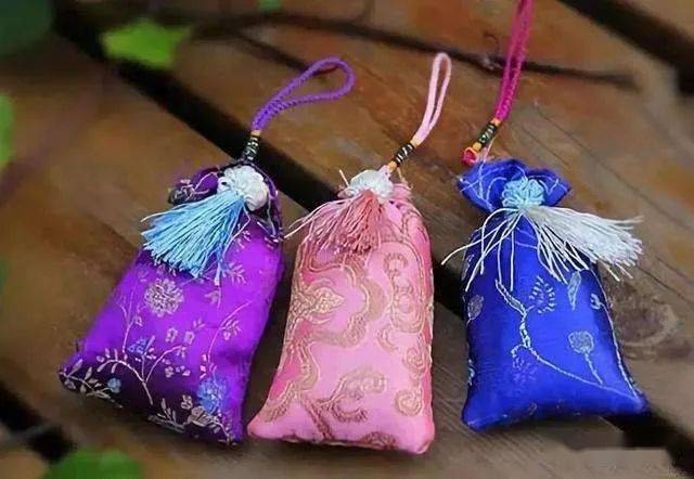 如南方地区多喜赛龙舟,多数地区有熏艾叶,挂菖蒲,佩香囊,驱五毒,洗