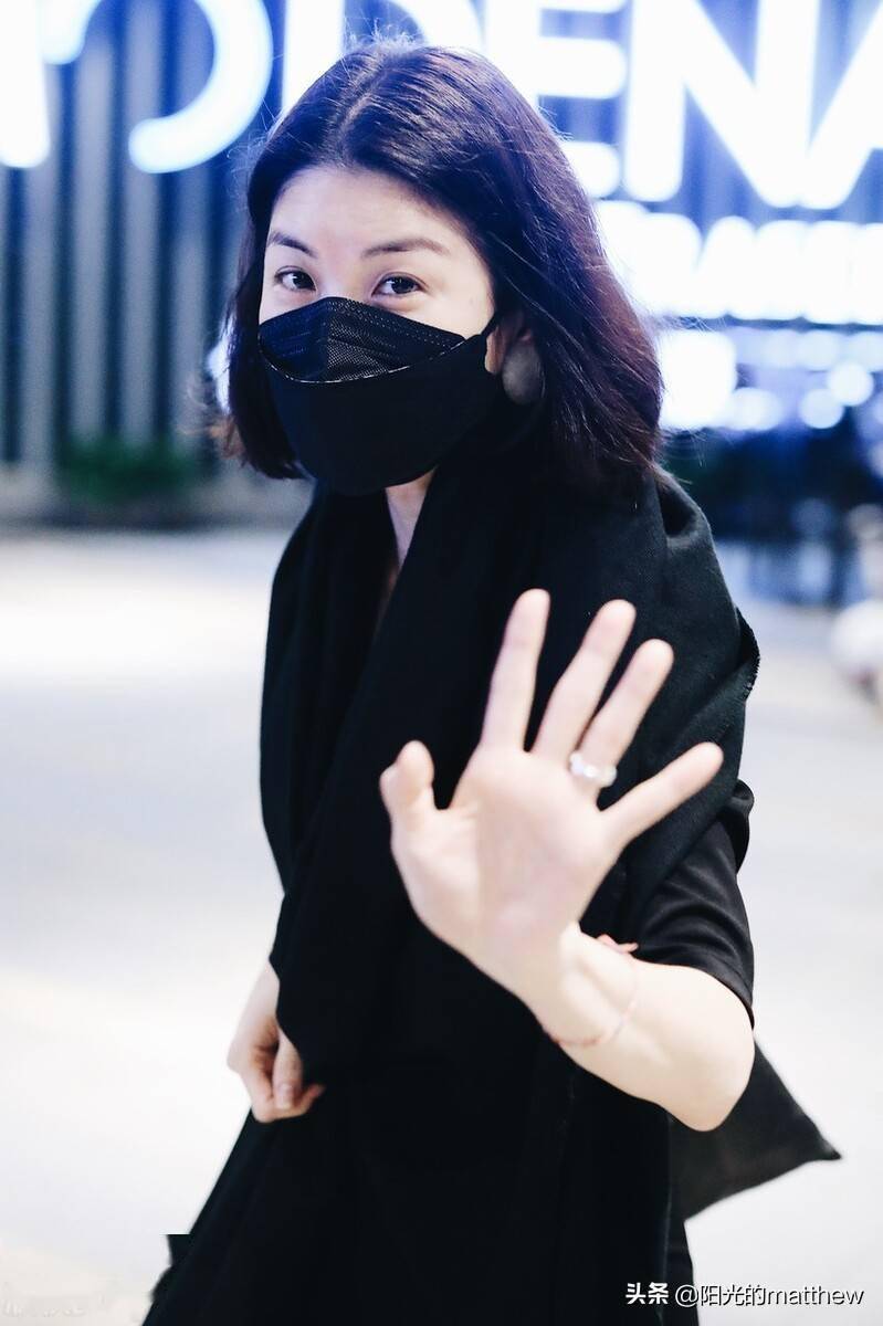 街拍许茹芸一身黑色成熟优雅与粉丝挥手致意