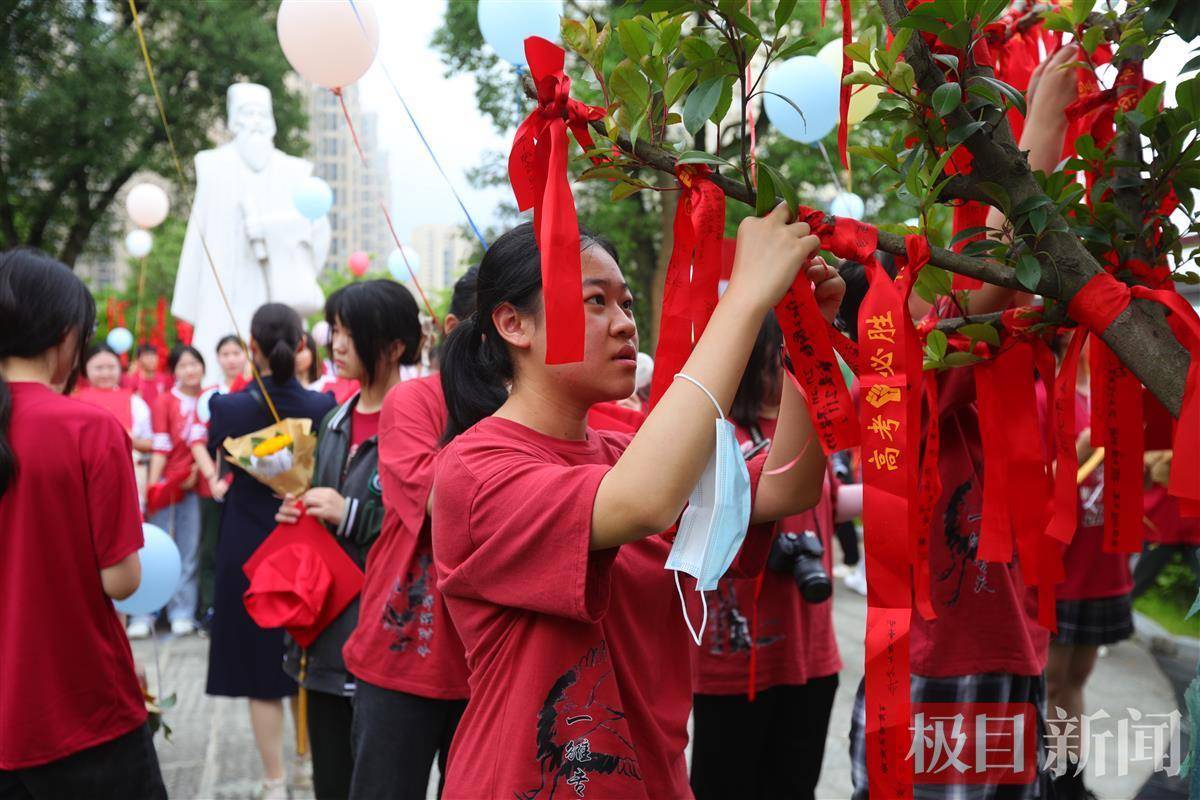 高三(4)班學生張媛說,很快同學們就不再是高中學生而是母校校友了,讓