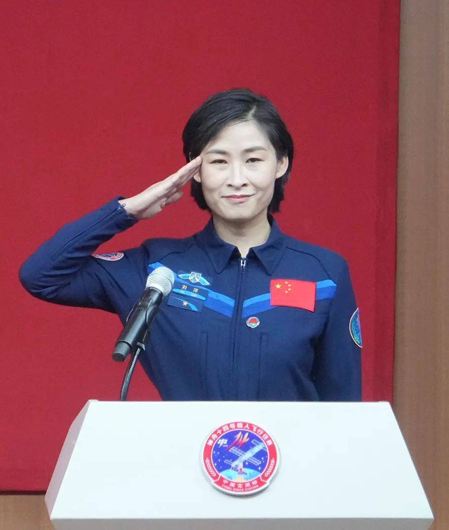 刚好过去了十年距离她上一次太空之旅女性航天员是我国首位进入太空的