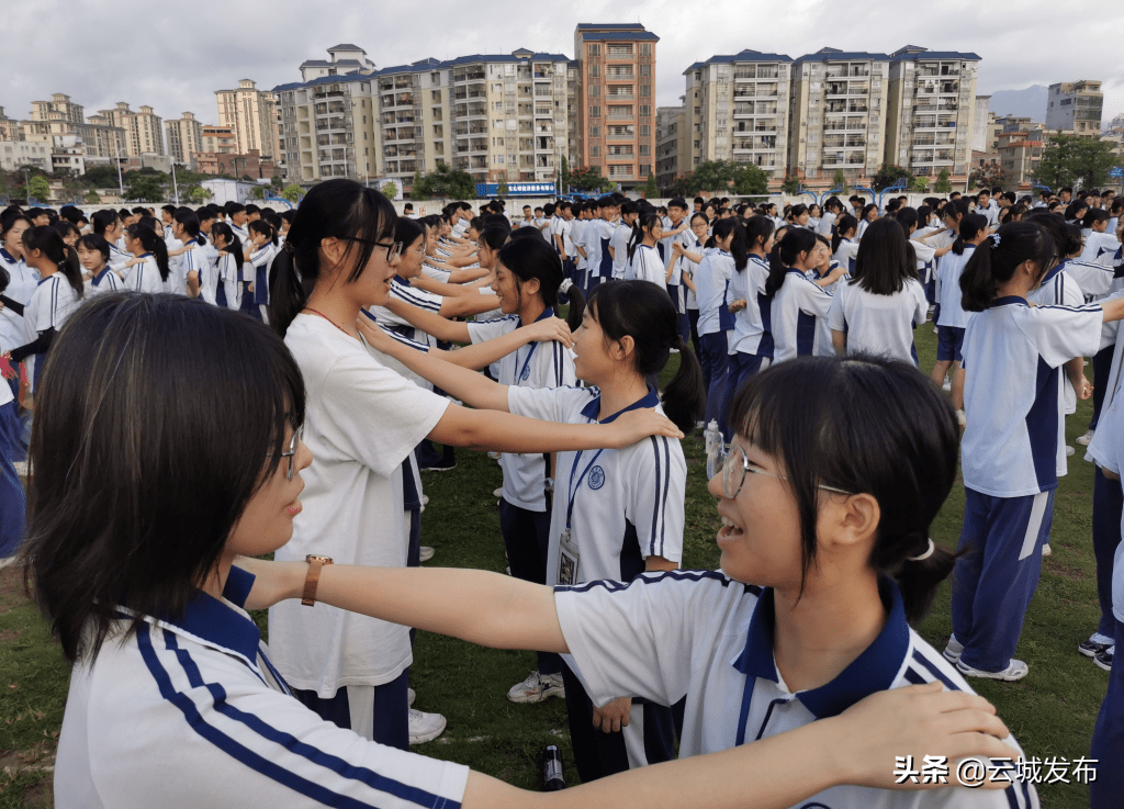 云浮中学校服图片