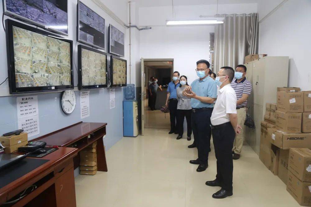 县委常委,办公室主任罗闯,县委常委,宣传部部长,副县长杨慧陪同检查.