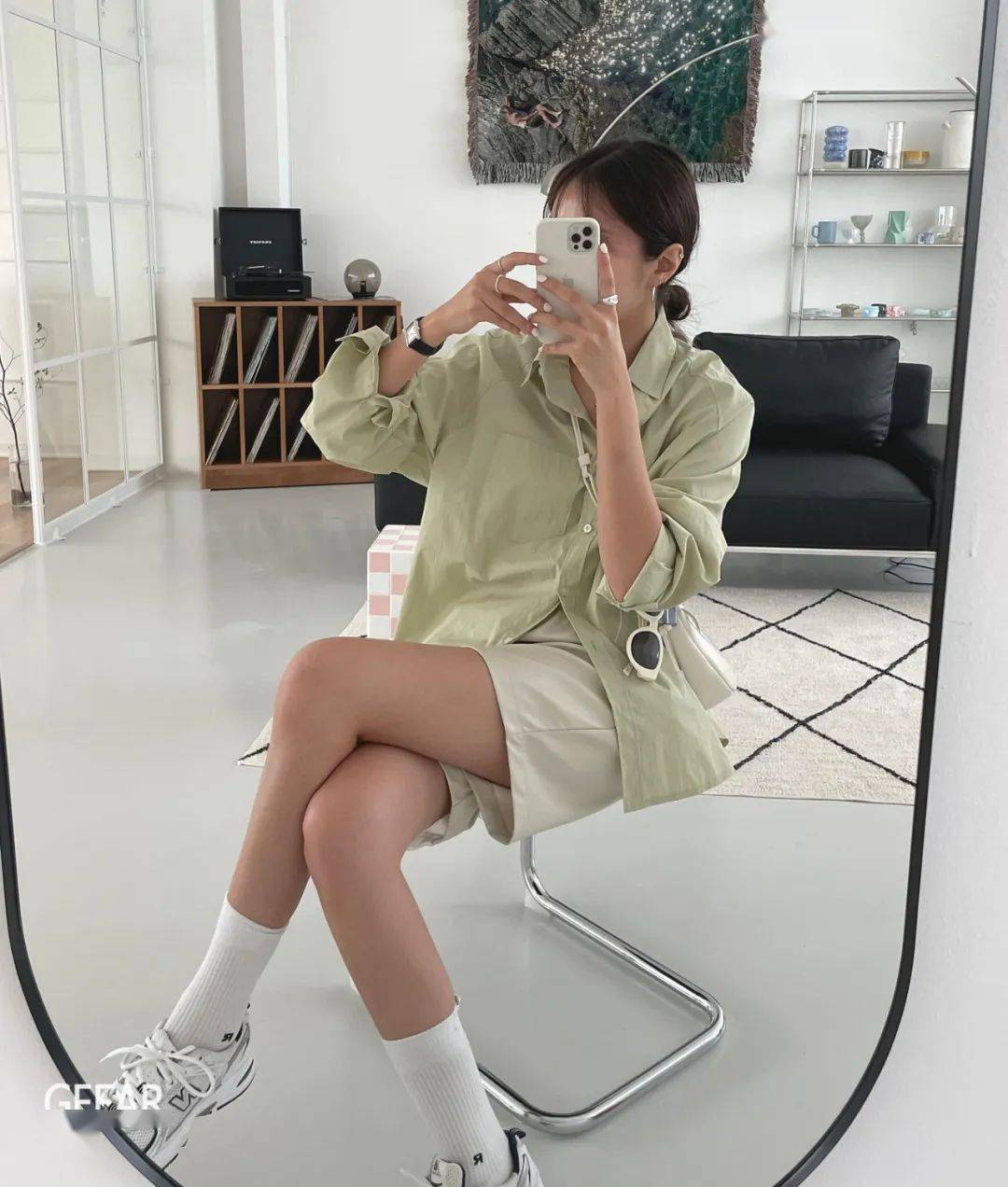 g乐活不露脸拍照才是时尚韩国女生5个自然率性姿势