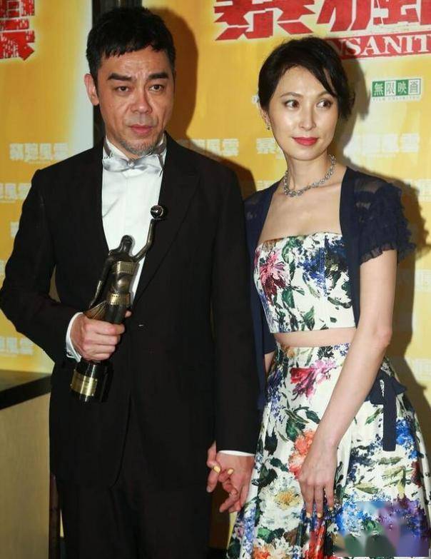 刘青云携老婆亮相郭蔼明穿露脐装镂空裙至少年轻20岁