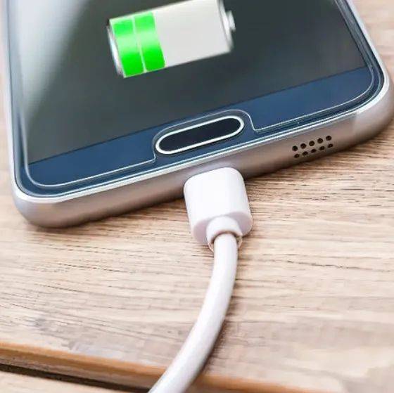 手机充电到100%再拔,其实这有“4个危害”您知道吗?_那有_电量_人人