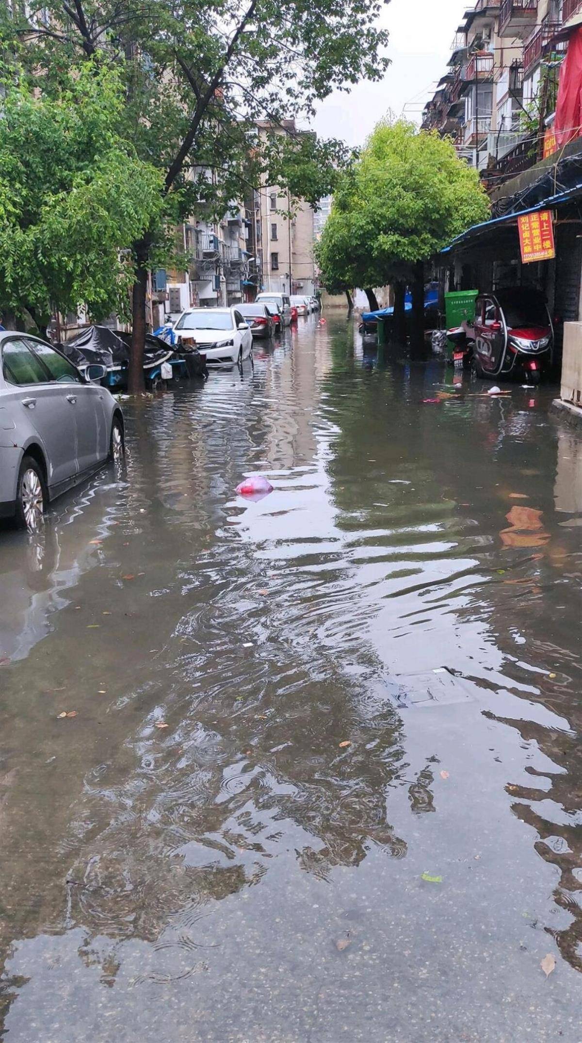 暴雨突袭安徽芜湖,居民穿短裤趟水上班,有车辆抛锚被淹