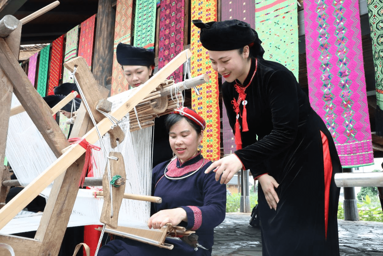 摏糍粑,包三角粽等互动体验和表演,游客可以近距离体验壮族织锦技艺