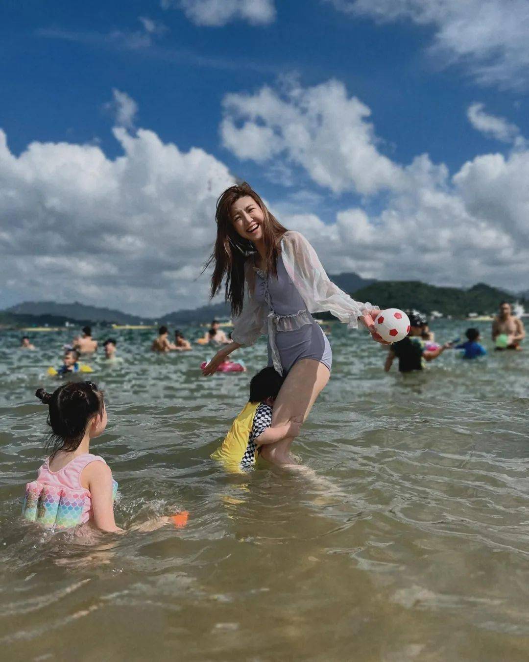 tvb女星30岁已有一对儿女大晒泳衣遭网友嘲阿婆款式