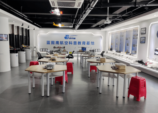 无人机教室用餐环境可一次性容纳650人同时用餐的餐厅,为孩子们精心