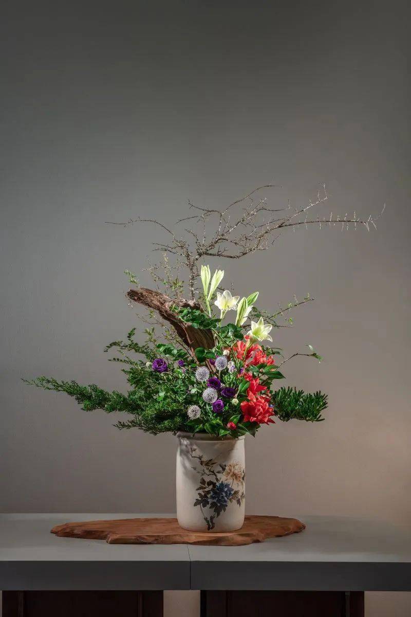 「中式插花艺术尽管在发展的过程中,经历许多演变,但自然主义仍是中国