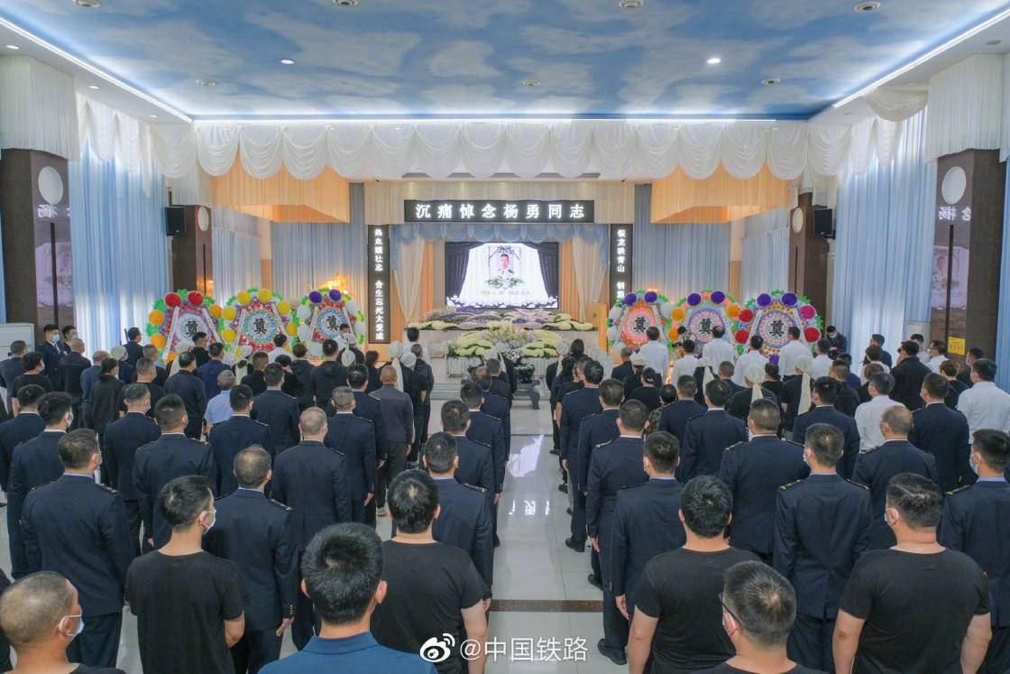 d2809次列车司机杨勇追悼会7日上午举行学生拉起横幅送别英雄