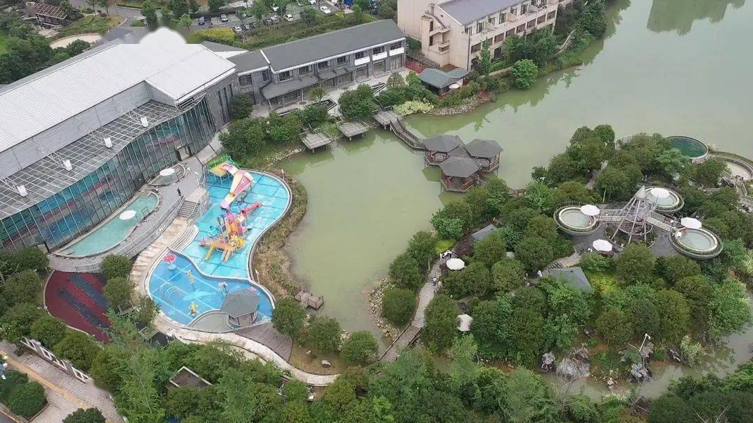 只听泉水淙淙,不问花落花开.嘉禾是以"玉中矿泉"闻名的温泉之城.