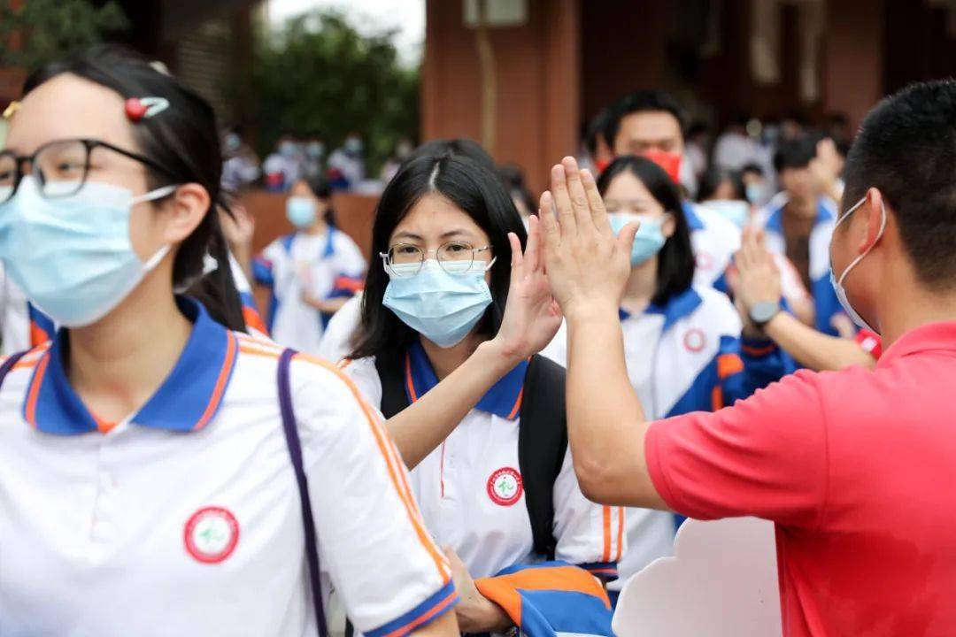 荔/城//學早上8時左右在荔城中學考點隨著送考車輛陸續到達統一身穿