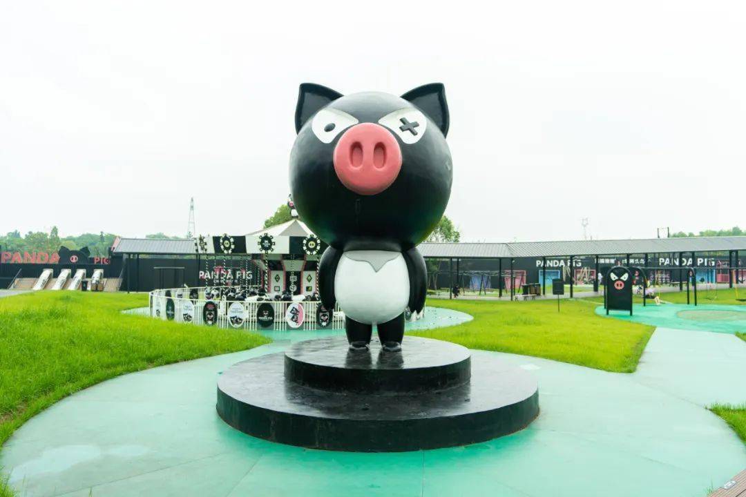 围合成一片充满童真的梦想乐园,从趣味中感知熊猫猪猪的独特魅力.