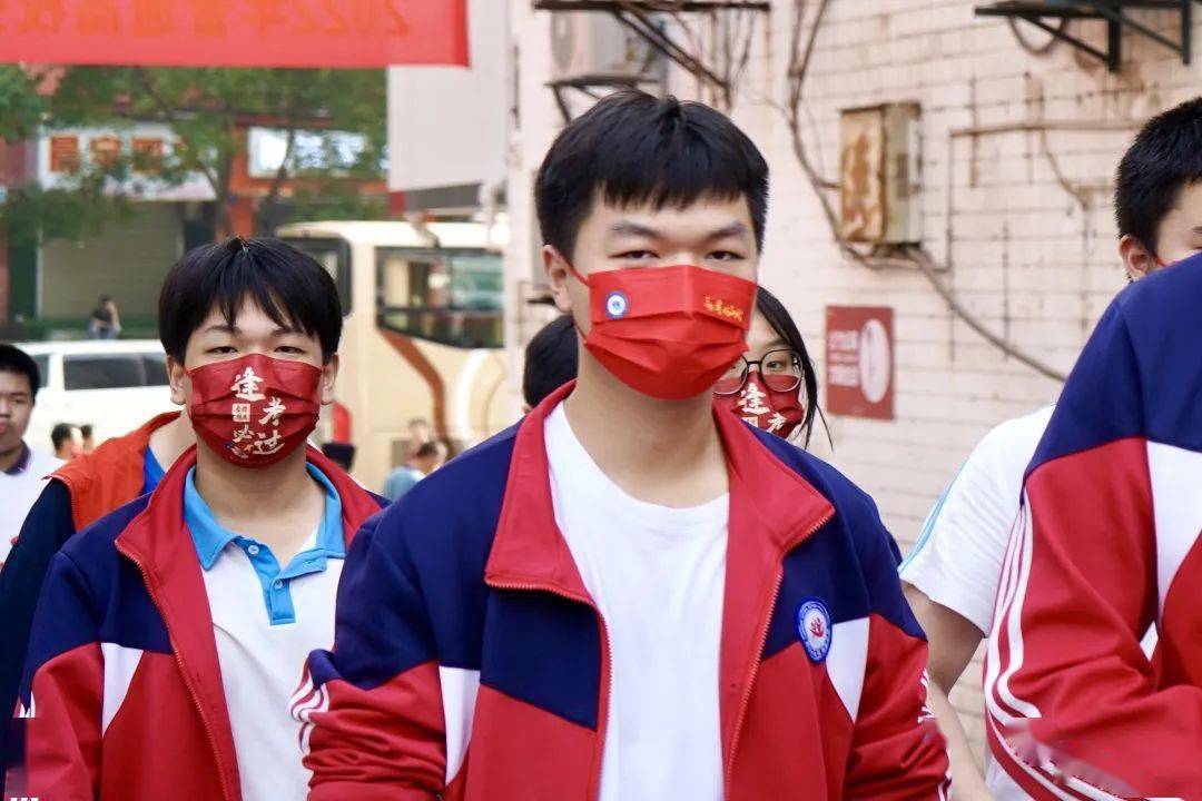 一中考点测温安检,有序进入考点考生们在老师的协助下在黄石七中考点