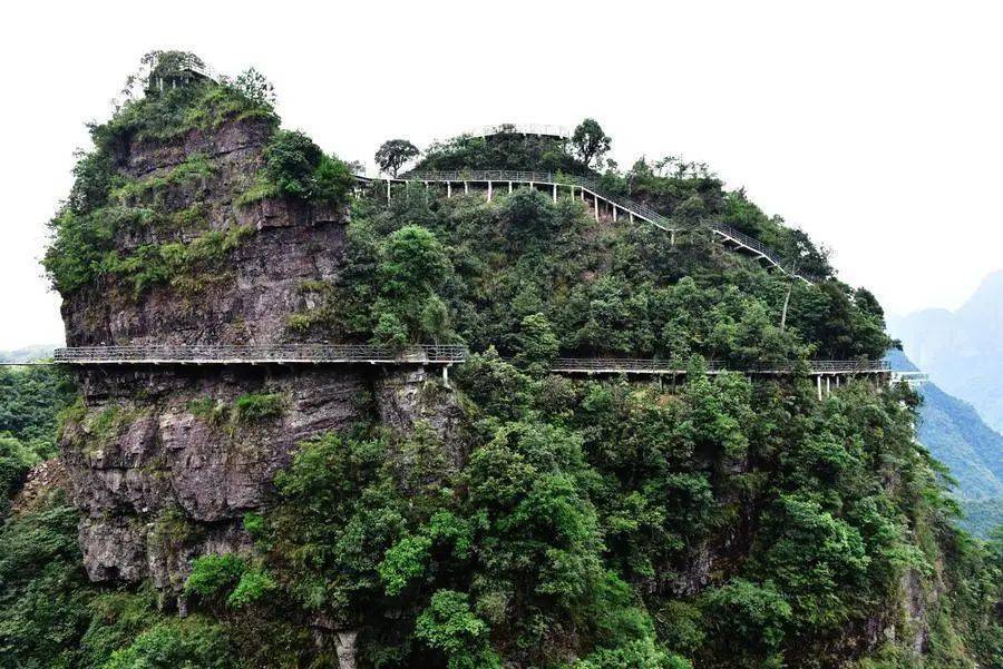 金秀岭祖大峡61巴勒山丰鱼岩汽车纯玩2天