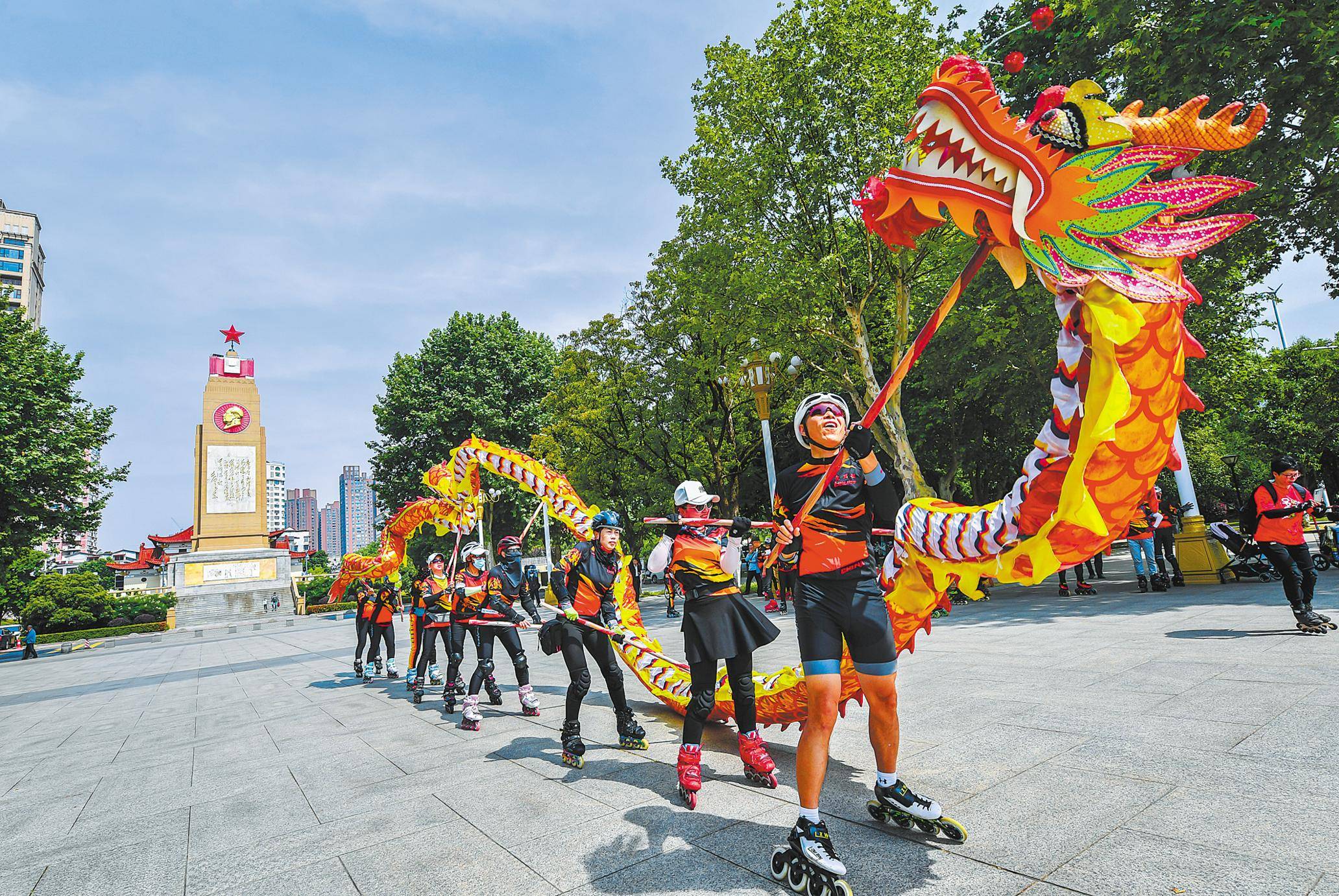 江城老人轮滑上的追风老小孩