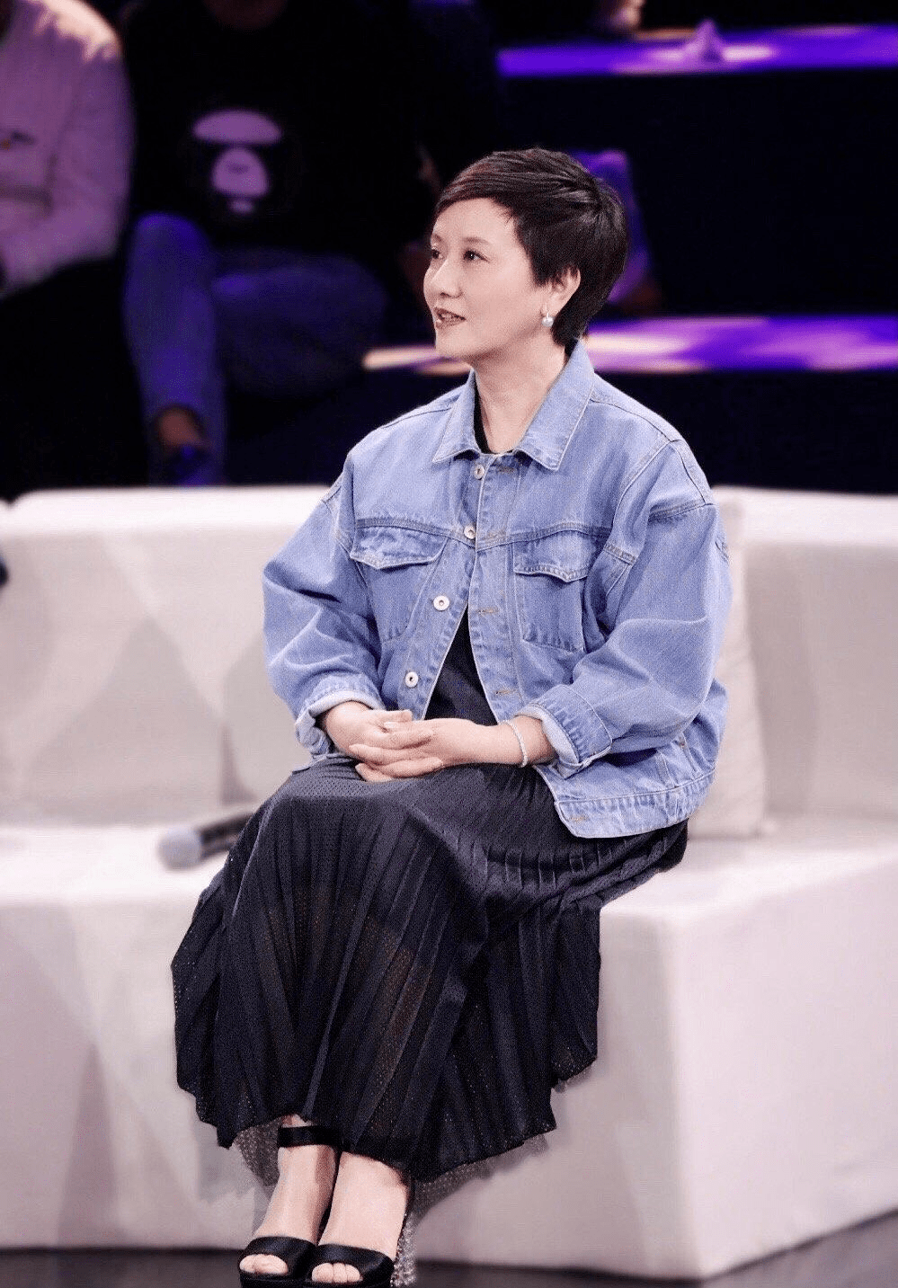 64岁邓婕不整容但穿的减龄,白t恤配绿丝巾珍珠耳环,优雅贵气!