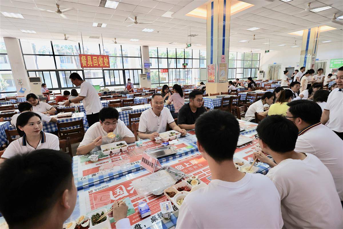 6月7日中午,武汉华夏理工学院校领导,各学院院长和老师们来到食堂,与