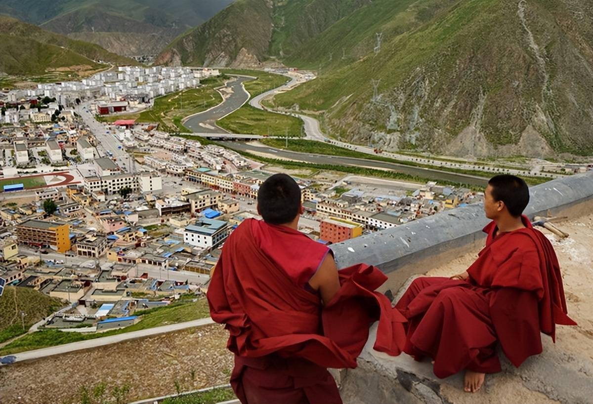 玉树看庙结古寺的僧人为什么光脚走路夏安居怎回事你知道吗