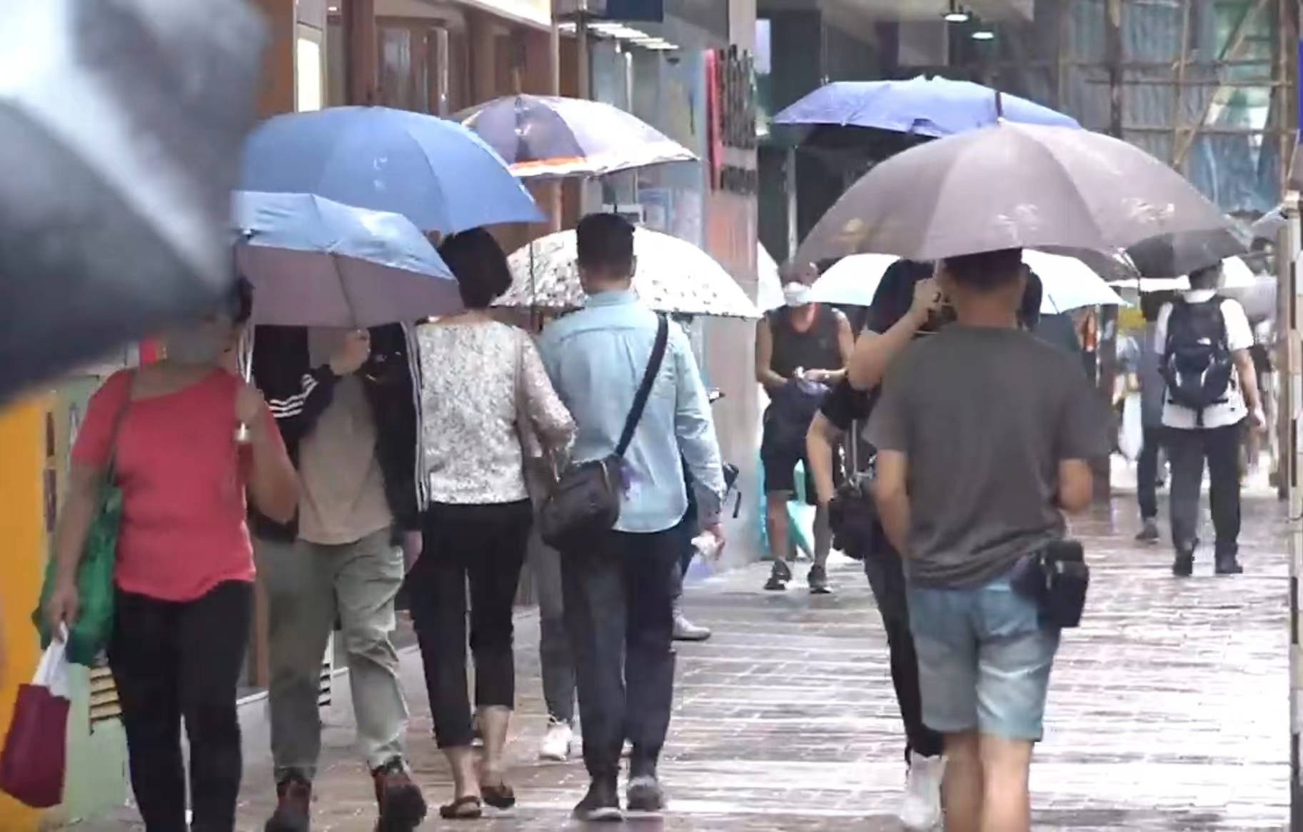 香港发出今年第二个红雨警告 下午校今日停课 暴雨 影响 雷暴