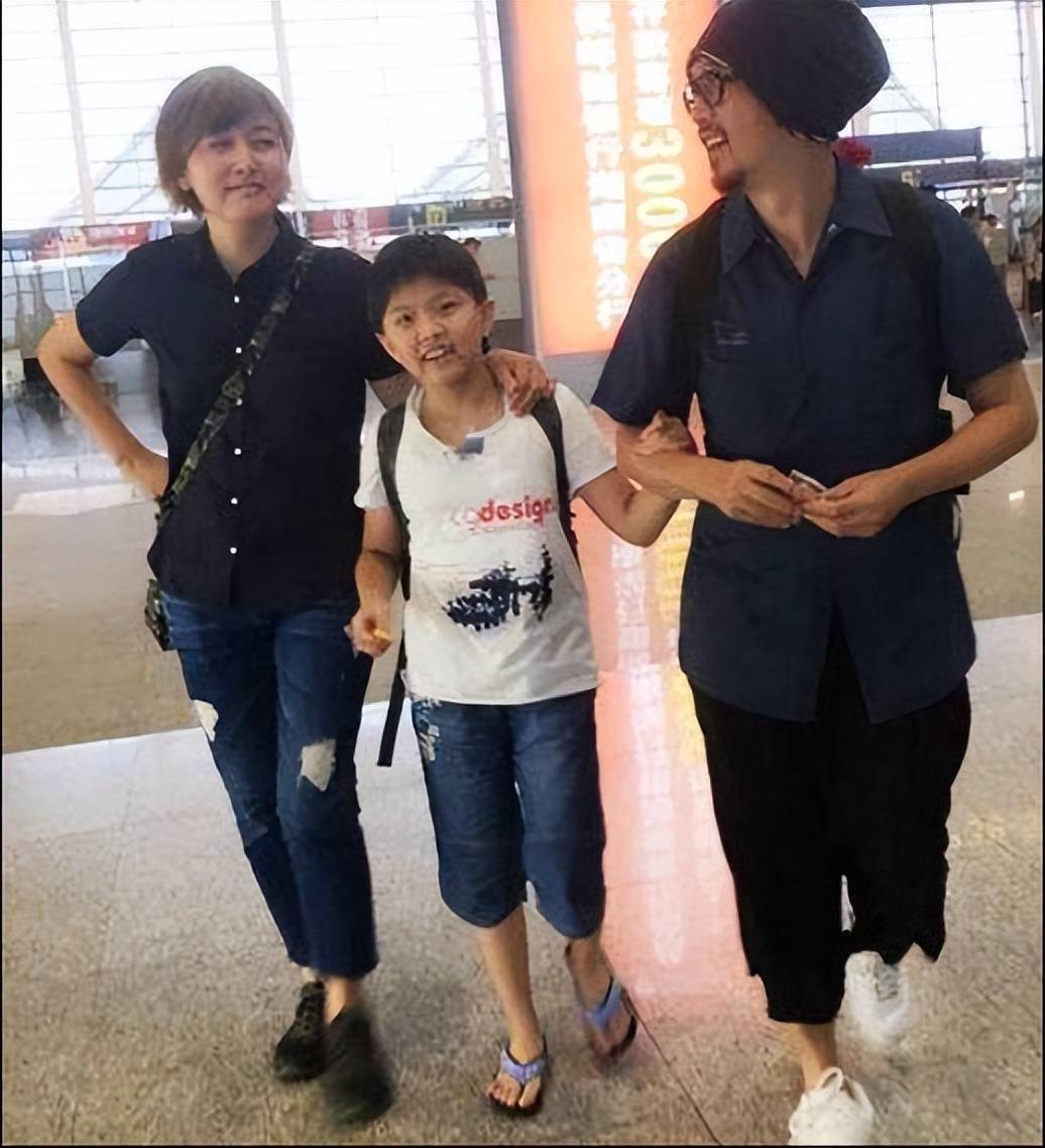 张延私下也是男人婆风格走红毯穿奶奶裙平底鞋完全不当回事