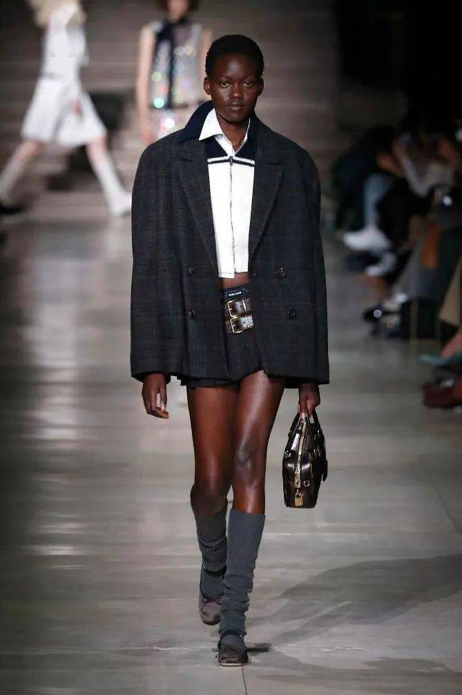 miumiu缪缪2022秋冬时装发布秀