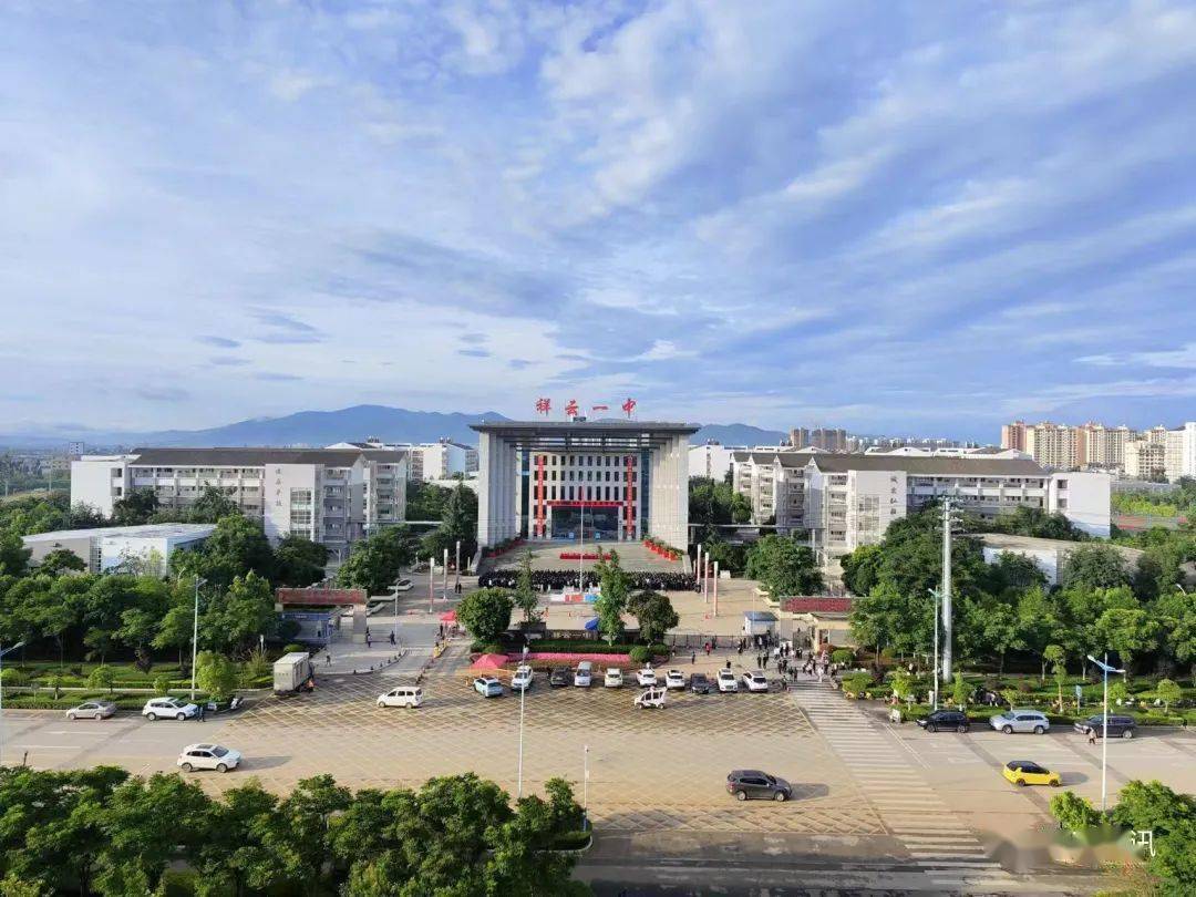 大门打开在祥云一中考点2022年高考顺利结束随着最后一科考试的交卷