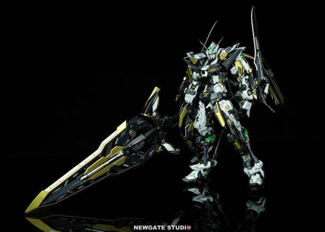 的这台海景房异端是以凶悍与奢华的概念来制作的,整体的涂装是用黑色