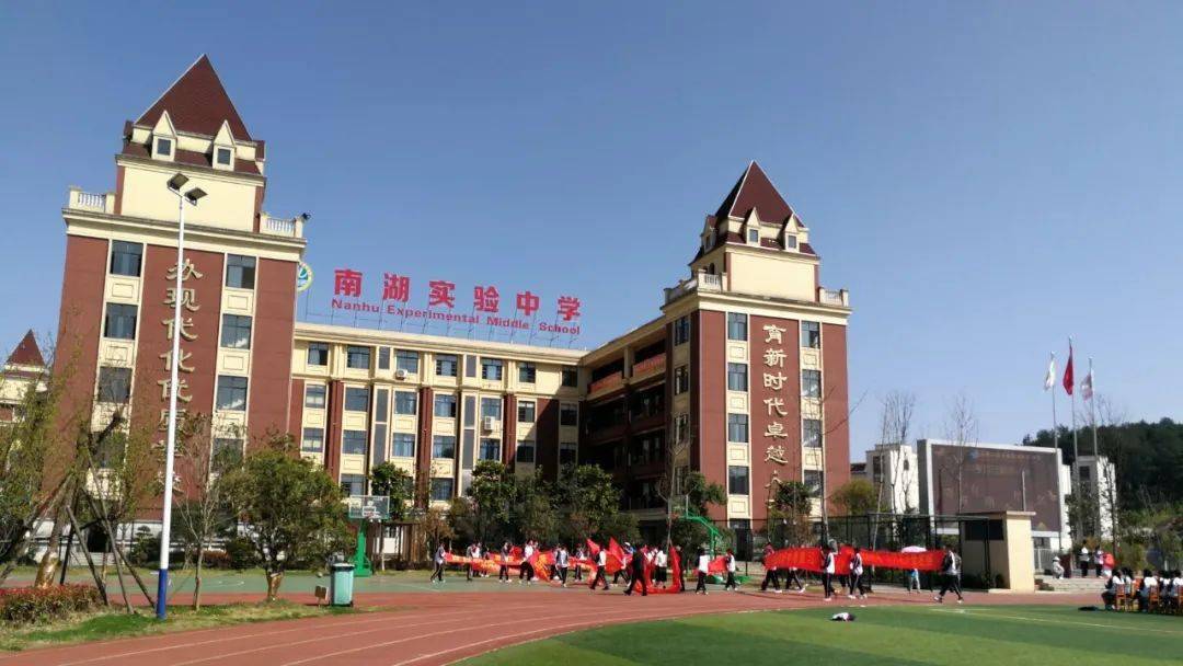 贵阳市白云区南湖实验中学是白云区委,区政府面向全国公开海选引进的
