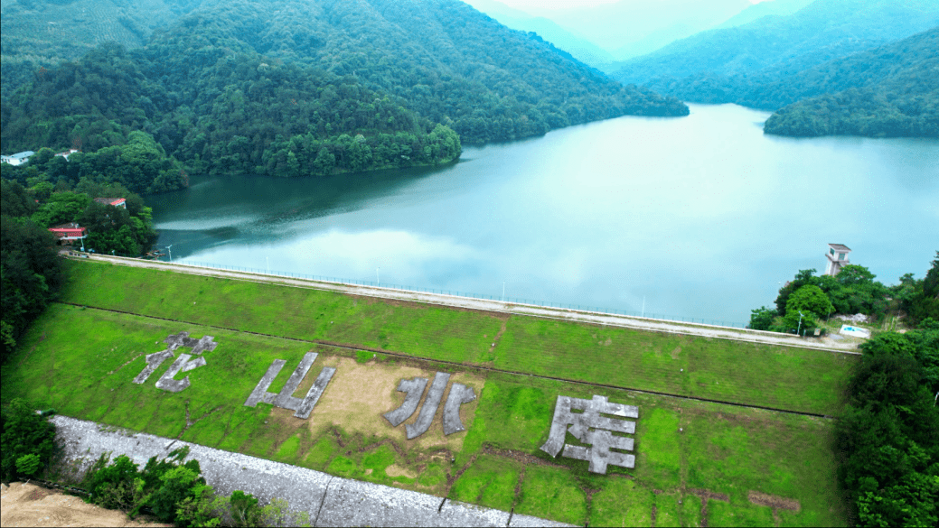 抬眼看,水库的四周是连绵青山,湖面像一面明镜,波光粼粼,映衬着青山更