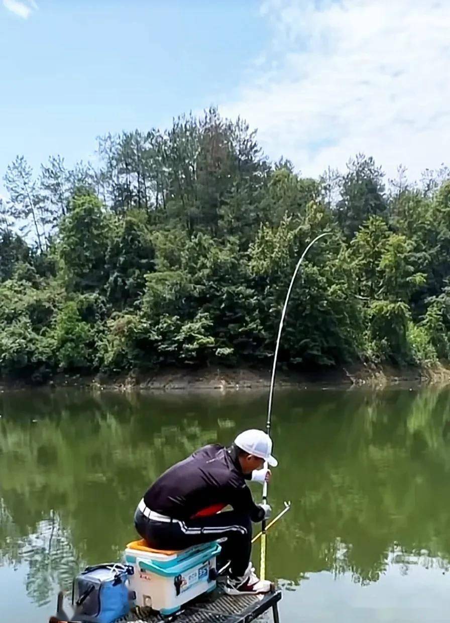 盘水库老板全网垂钓第一人邓刚谈好价格多加100结果喜获两只甲鱼